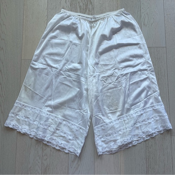 Vintage White Lace Trim 100% Nylon High Rise Wide Leg Bloomers Pettipants Shorts - Picture 2 of 16